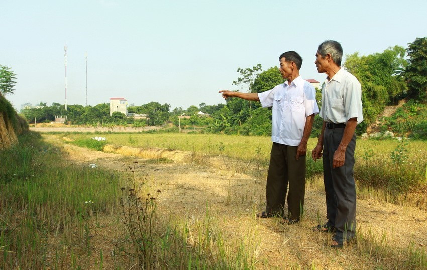 Thương binh hạng 4/4 Phùng Mạnh Thực (sinh năm 1947), xã Hòa Thạch, huyện Quốc Oai - là công dân Thủ đô ưu tú được tôn vinh tại lễ kỷ niệm 60 năm Ngày Giải phóng Thủ đô (10/10/2014) với việc vận động gia đình tình nguyện 3 lần hiến đất làm đường với tổng số hơn 1.000m2 đất. (Ảnh: Doãn Tấn/TTXVN)