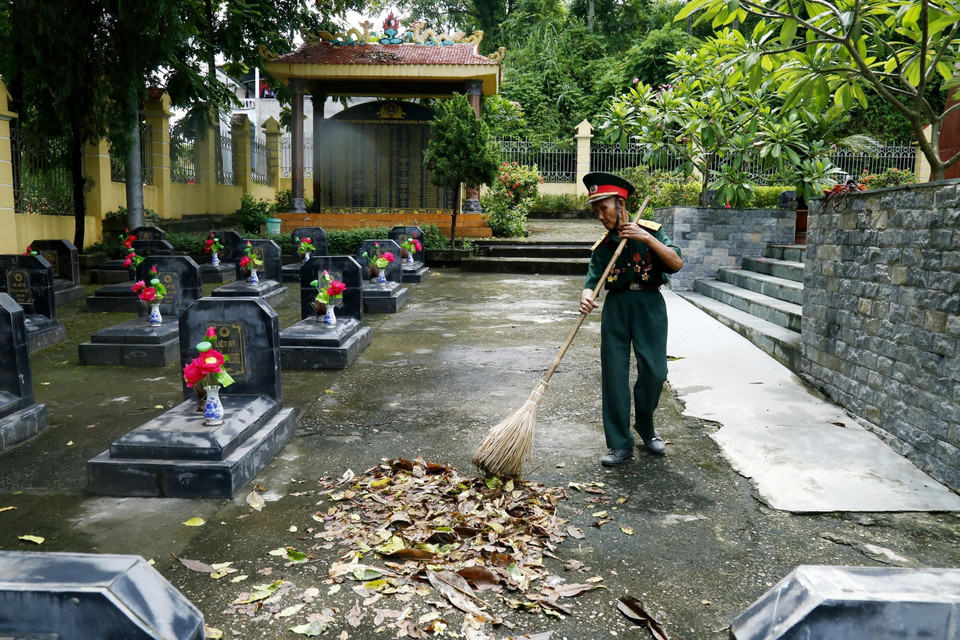 Suốt 30 năm qua, cựu chiến binh Dương Văn Dư, 96 tuổi, tổ dân phố Tân Tiến, thị trấn Sơn Dương, huyện Sơn Dương (Tuyên Quang) vẫn âm thầm, lặng lẽ với công việc trông coi nghĩa trang liệt sỹ huyện Sơn Dương. Ông là tấm gương để người dân và thế hệ trẻ noi theo, tiếp tục thực hiện tốt công tác tri ân, đền ơn đáp nghĩa. (Ảnh: Nam Sương/TTXVN)