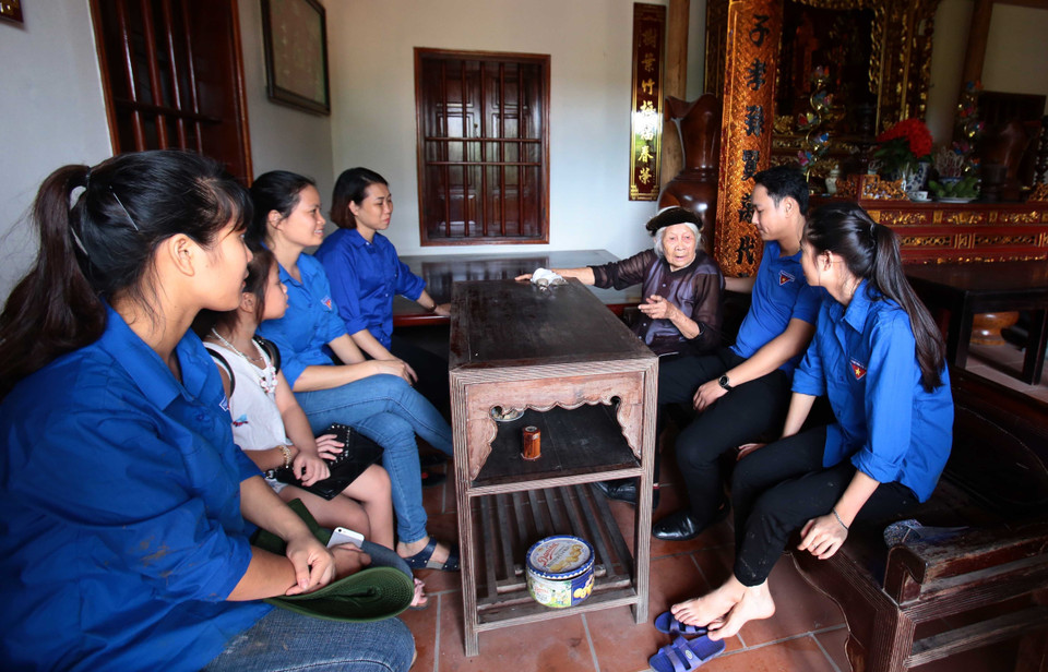 Nhân kỷ niệm 72 năm Ngày Thương binh-Liệt sỹ (27/7/1947- 27/7/2019), thể hiện đạo lý Uống nước nhớ nguồn, Đoàn viên, thanh niên tỉnh Hưng Yên thăm hỏi gia đình Bà mẹ Việt Nam Anh hùng Nguyễn Thị Bằng tại xã Chí Tân, huyện Khoái Châu (Ảnh: Phạm Kiên/TTXVN)