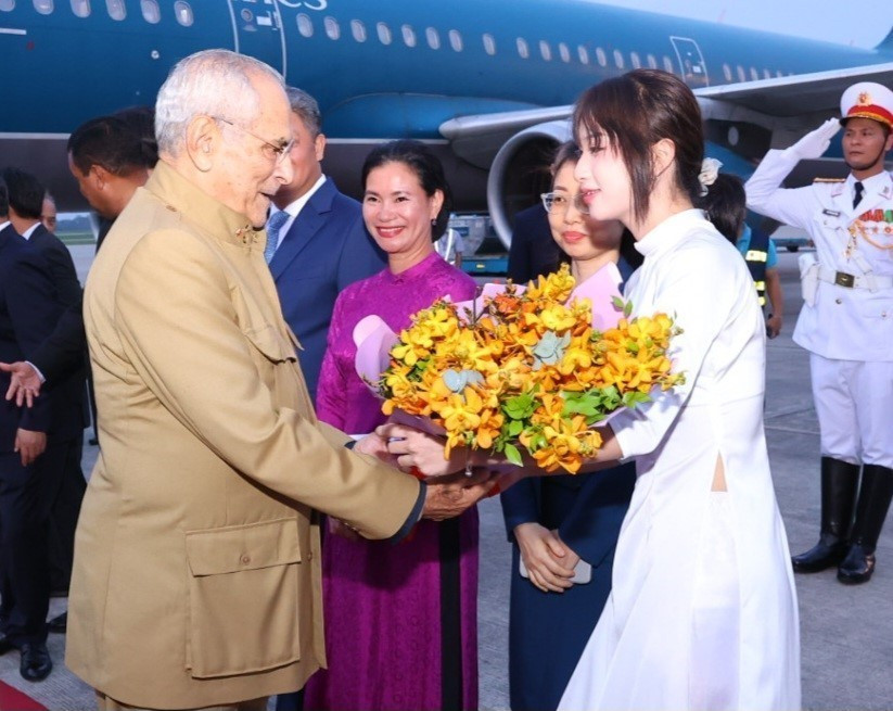 Thiếu nữ Hà Nội tặng hoa chào mừng Tổng thống Timor-Leste Jose Ramos-Horta thăm cấp Nhà nước tới Việt Nam. (Ảnh: Văn Điệp/TTXVN)