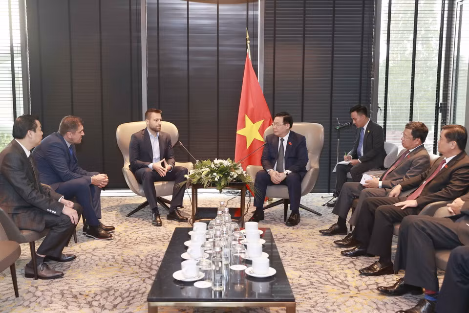 Chủ tịch Quốc hội Vương Đình Huệ tiếp ông Dimitar Naydenov, Giám đốc M&amp;A Tập đoàn Dược phẩm SOPHARMA. (Ảnh: Doãn Tấn/TTXVN)