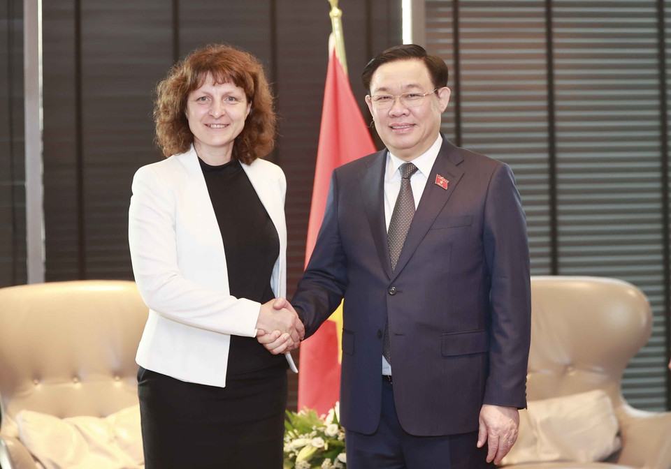 Chủ tịch Quốc hội Vương Đình Huệ tiếp bà Krasimira Vandeva, Giám đốc điều hành Tập đoàn DSV tại Bulgaria. (Ảnh: Doãn Tấn/TTXVN)