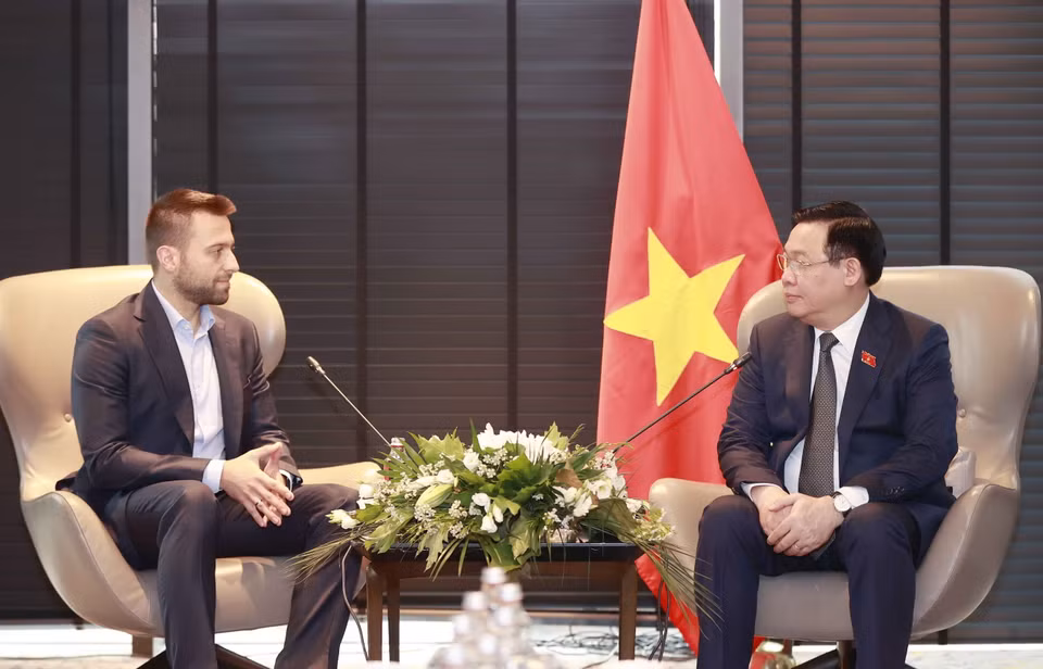 Chủ tịch Quốc hội Vương Đình Huệ tiếp ông Dimitar Naydenov, Giám đốc M&amp;A Tập đoàn Dược phẩm SOPHARMA. (Ảnh: Doãn Tấn/TTXVN)