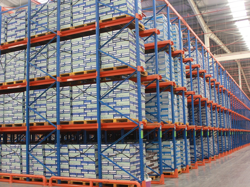 Hàng ngàn thùng sữa được xếp gọn chờ vận chuyển lên xe đưa đi tiêu thụ. (Ảnh: Hùng Võ/Vietnam+)