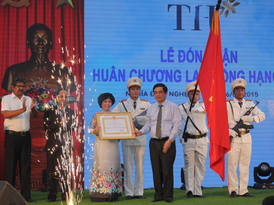 Bộ trưởng Bộ Nông nghiệp và Phát triển Nông thôn Cao Đức Phát thừa ủy quyền của Chủ tịch nước trao Huân chương cao quý cho bà Thái Hương, Chủ tịch Tập đoàn TH. (Ảnh: Hùng Võ/Vietnam+)
