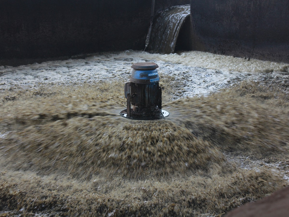 Bể xử lý nước thải của Nhà máy. (Ảnh: Hùng Võ/Vietnam+)