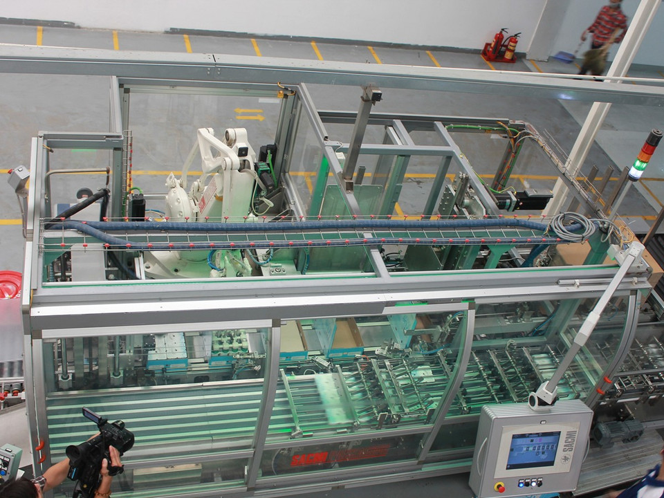 Quy trình đóng sữa được xử lý bằng các rô bốt tự động thông minh. (Ảnh: Hùng Võ/Vietnam+)