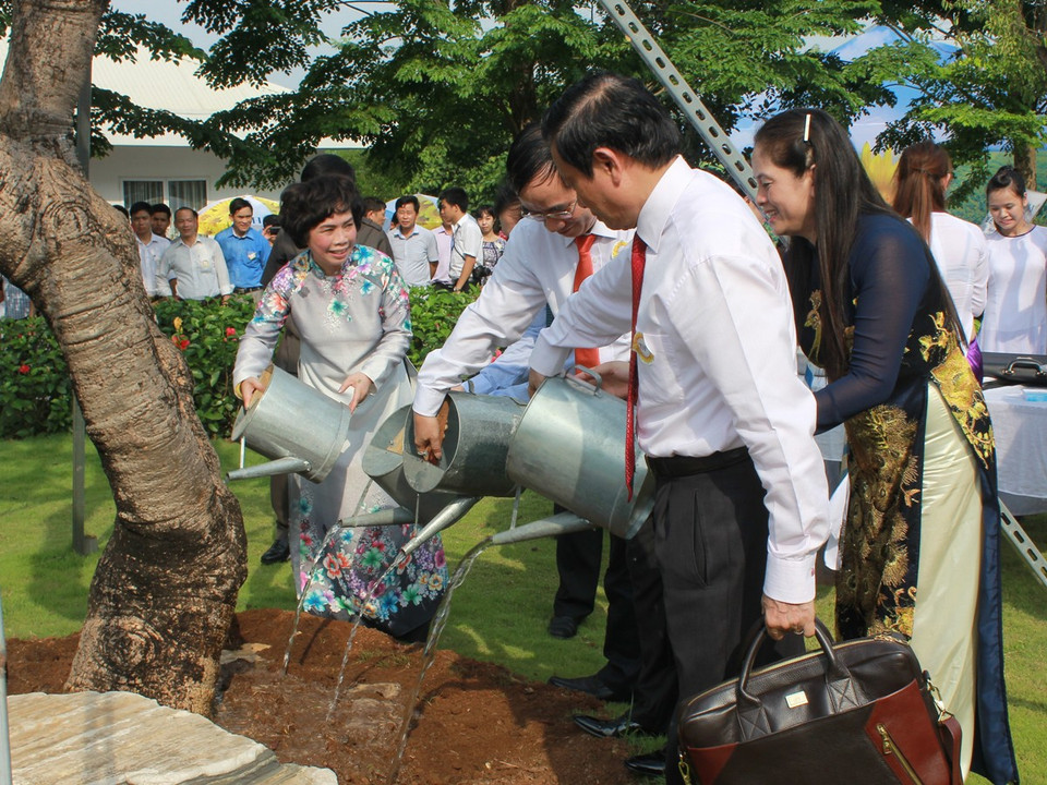 Chủ tịch Tập đoàn TH-bà Thái Hương cùng lãnh đạo các Bộ, ngành thực hiện nghi lễ trồng cây, cam kết phát triển sữa tươi sạch. (Ảnh: Hùng Võ/Vietnam+)