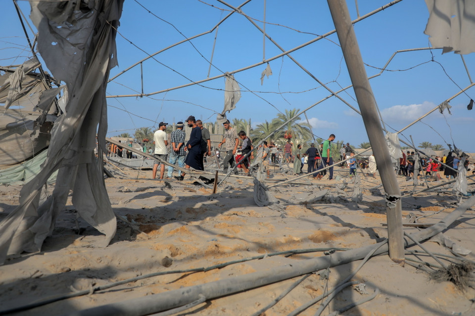 Khu vực bị không kích Al-Mawasi ở thành phố Khan Younis, phía Nam vùng lãnh thổ này, là nơi mà Israel trước đó chỉ định là vùng an toàn nhân đạo và là nơi tạm trú của hàng chục nghìn người Palestine di tản. (Ảnh: THX/TTXVN)