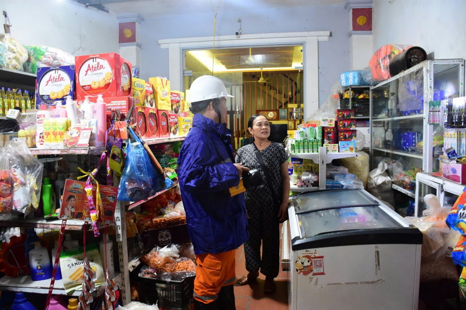 Công ty Điện lực huyện Sóc Sơn cấp điện trở lại cho các hộ dân thôn Lương Phúc ở ngoài đê Hữu Cầu, thuộc xã Việt Long, huyện Sóc Sơn từ 21h ngày 12/9. (Ảnh: TTXVN phát)