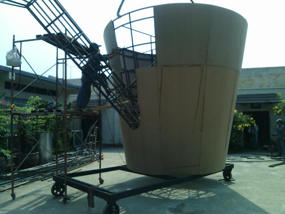 Hoàn thiện bình hoa tưới nước khổng lồ. (Ảnh: Gia Thuận/Vietnam+)