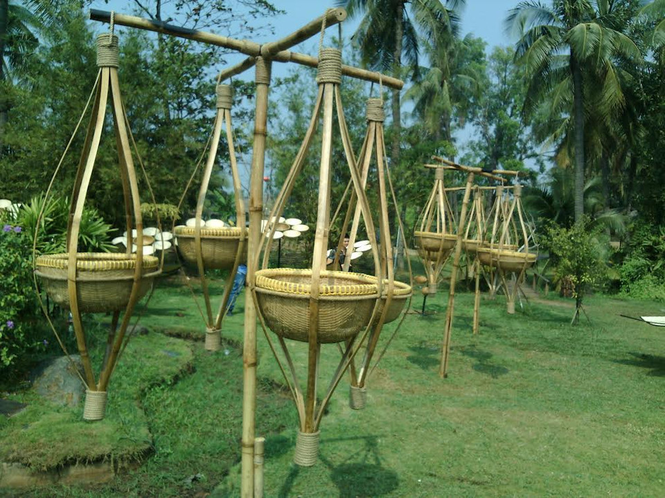 Thúng, tre, nứa tái hiện lại không gian làng quê Việt Nam. (Ảnh: Gia Thuận/Vietnam+)