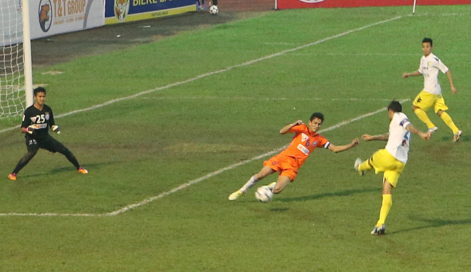 Những pha sút quyết đoán của Hà Nội T&amp;T về phía khung thành SHB ở hiệp 2 gây sóng gió. (Ảnh: Trần Lê Lâm/Vietnam+)