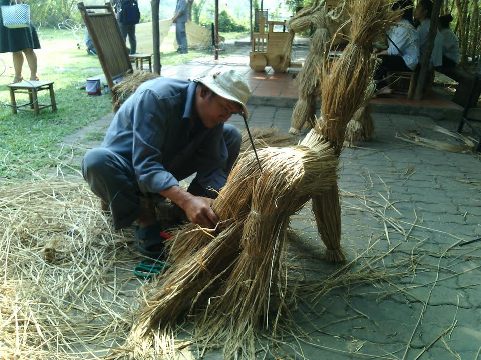 Chú dê nhỏ bằng rơm được nghệ nhân chăm chút tỉ mỉ. (Ảnh: Gia Thuận/Vietnam+)