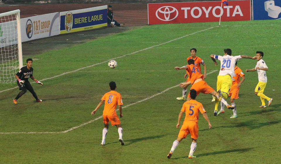 Liên tục những pha áp đảo của Hà Nội T&amp;T (áo trắng) về phía khung thành SHB ở hiệp 2 trận đấu. (Ảnh: Trần Lê Lâm/Vietnam+)