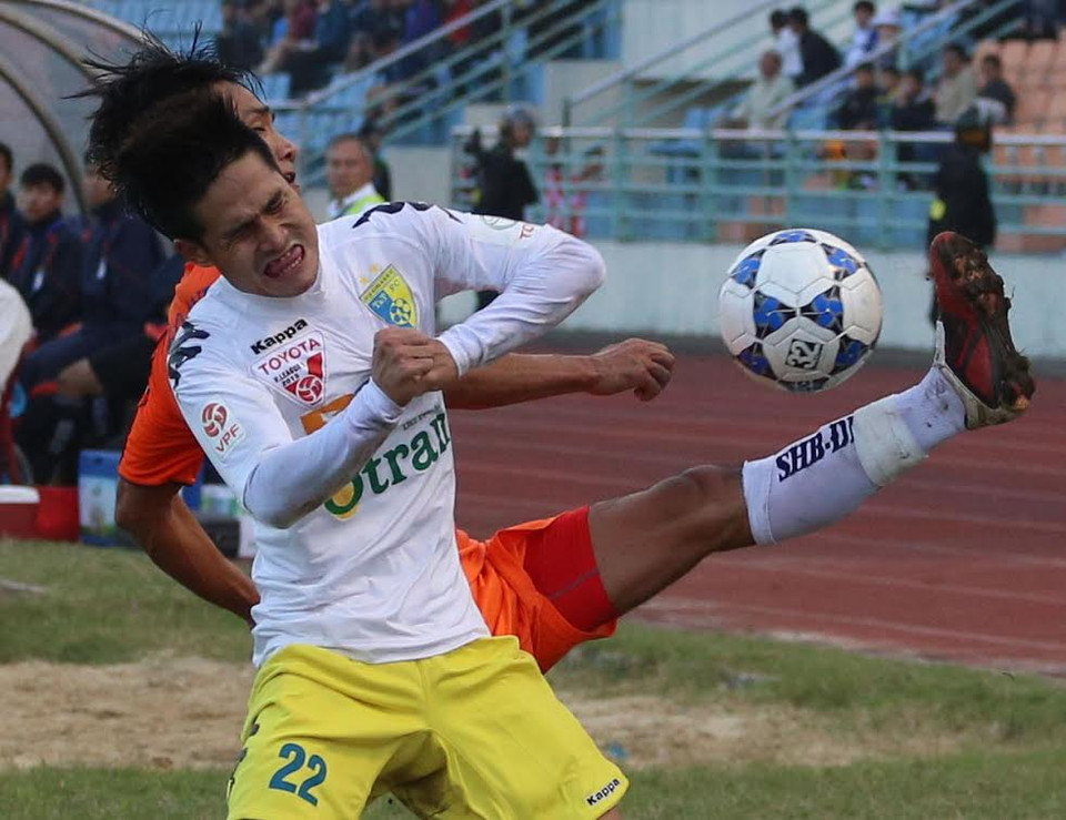 Pha tranh bóng quyết liệt của SHB cũng làm đội khách ''ái ngại.'' (Ảnh: Trần Lê Lâm/Vietnam+)