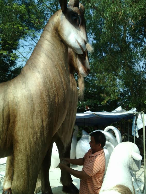 Nghệ nhân Nguyễn Minh Phương tạo hình linh vật Dê núi Ninh Bình. (Ảnh: Gia Thuận/Vietnam+)