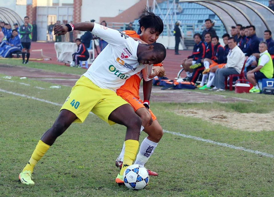 Hà Nội T&amp;T cũng ''nóng bỏng'' không kém với các ngoại binh kèm người, đè chặt nội binh SHB. (Ảnh: Trần Lê Lâm/Vietnam+)