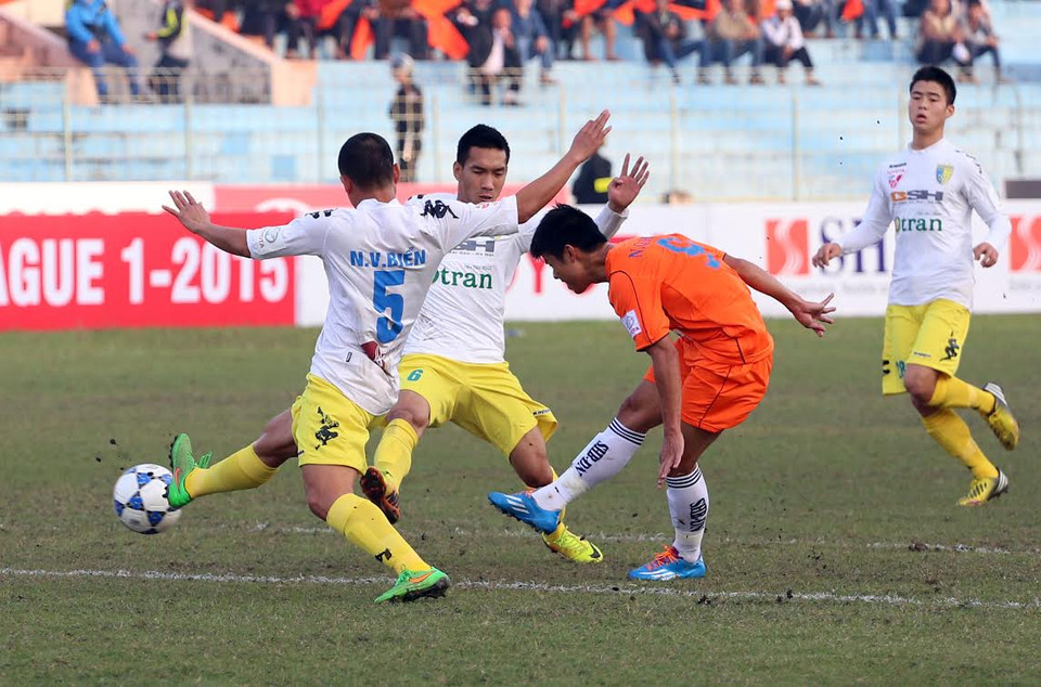 Pha sút bóng của cầu thủ Ngô Quang Huy (áo cam, SHB Đà Nẵng) ghi bàn thắng mở tỷ số trận đấu. (Ảnh: Trần Lê Lâm/Vietnam+)