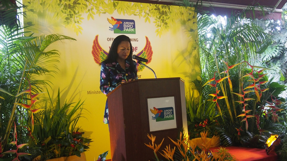 Bà Claire Chiang-Giám đốc Công ty bảo tồn động vật hoang dã Singapore phát biểu tại lễ ra mắt Khu bảo tồn chim Wings of Asia tại Vườn chim Jurong (Singapore) ngày 21/1. (Nguồn: Mỹ Bình/Vietnam+)