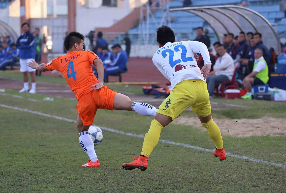 SHB Đà Nẵng vào trận với những pha tranh bóng quyết liệt. (Ảnh: Trần Lê Lâm/Vietnam+)