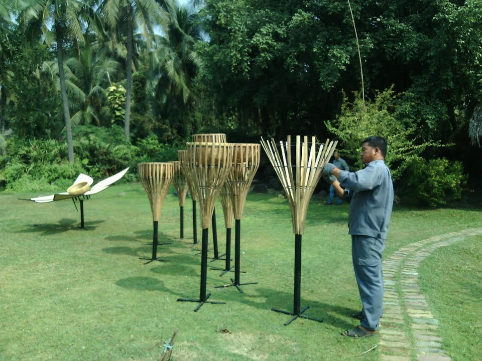 Say sưa với những tác phẩm giữa trời nắng nóng. (Ảnh: Gia Thuận/Vietnam+)