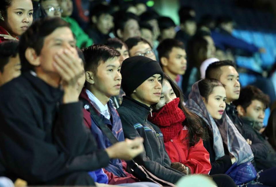 Sân vận động Chi Lăng vẫn chưa thể nóng nổi bởi 1 bàn thắng của đội nhà, khán giả co ro trong gió lạnh theo dõi tiếp hiệp 2 trận đấu. (Ảnh: Trần Lê Lâm/Vietnam+)