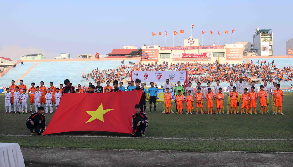 Nghi thức chào cờ trước trận đấu. (Ảnh: Trần Lê Lâm/Vietnam+)