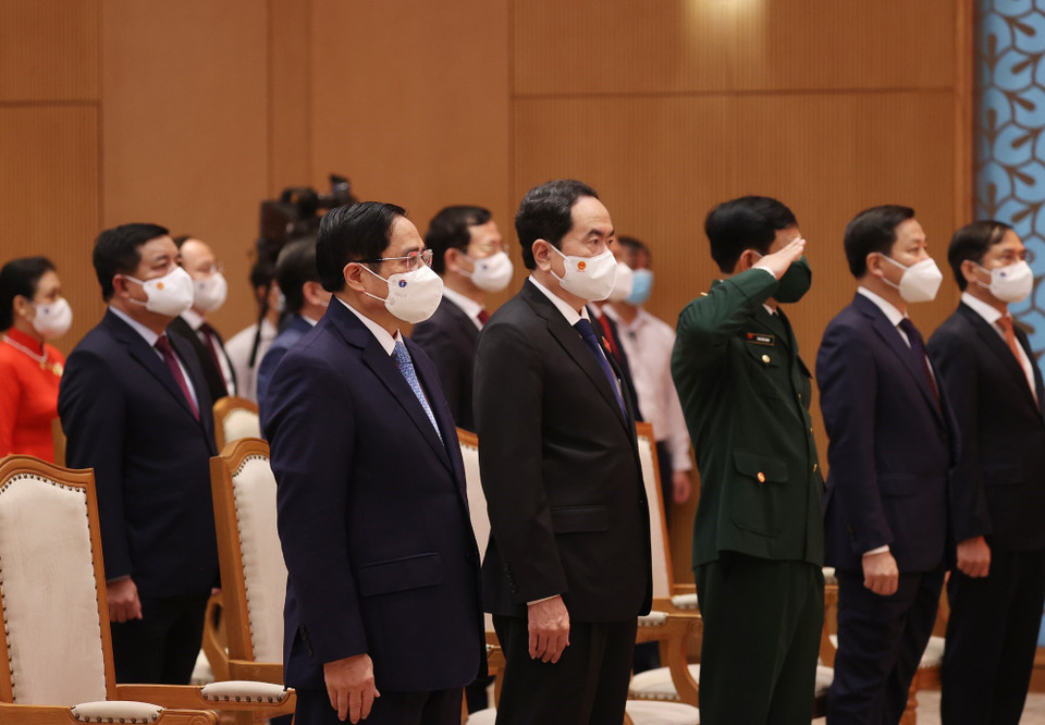 Thủ tướng Phạm Minh Chính và các đại biểu thực hiện nghi lễ chào cờ. (Ảnh: Dương Giang/TTXVN)