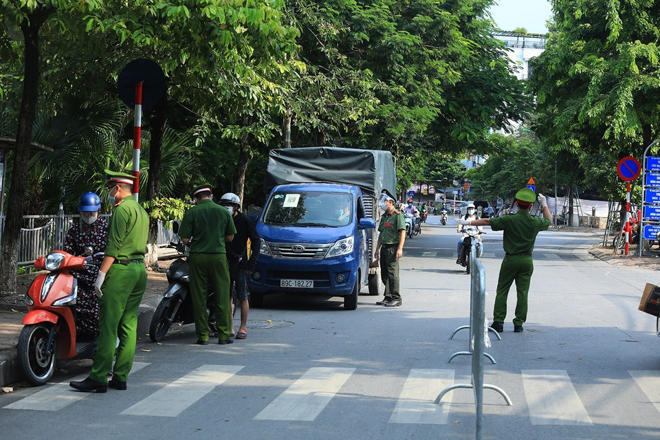 Chốt kiểm soát cơ động được lập trên đường Kim Giang, phường Kim Giang. (Ảnh: Tuấn Anh/TTXVN)