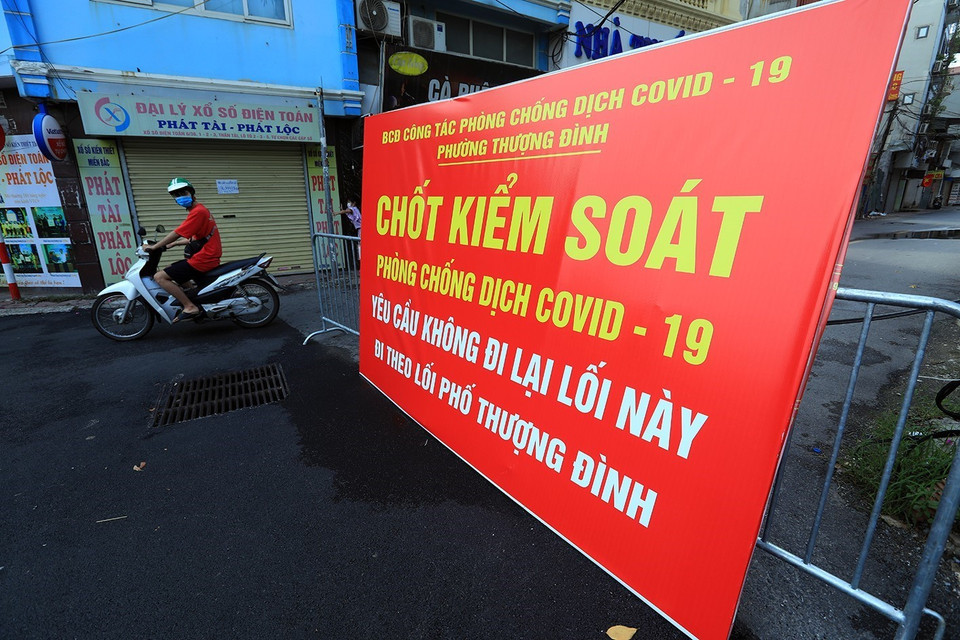 Chốt kiểm soát phòng, chống dịch COVID-19 tại phường Thượng Đình. (Ảnh: Tuấn Anh/TTXVN)