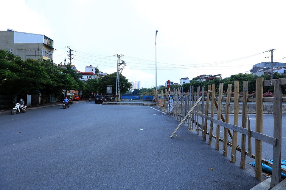 Chốt cứng bằng hàng rào gỗ được dựng trên đường Vũ Tông Phan, phường Khương Đình. (Ảnh: Tuấn Anh/TTXVN)