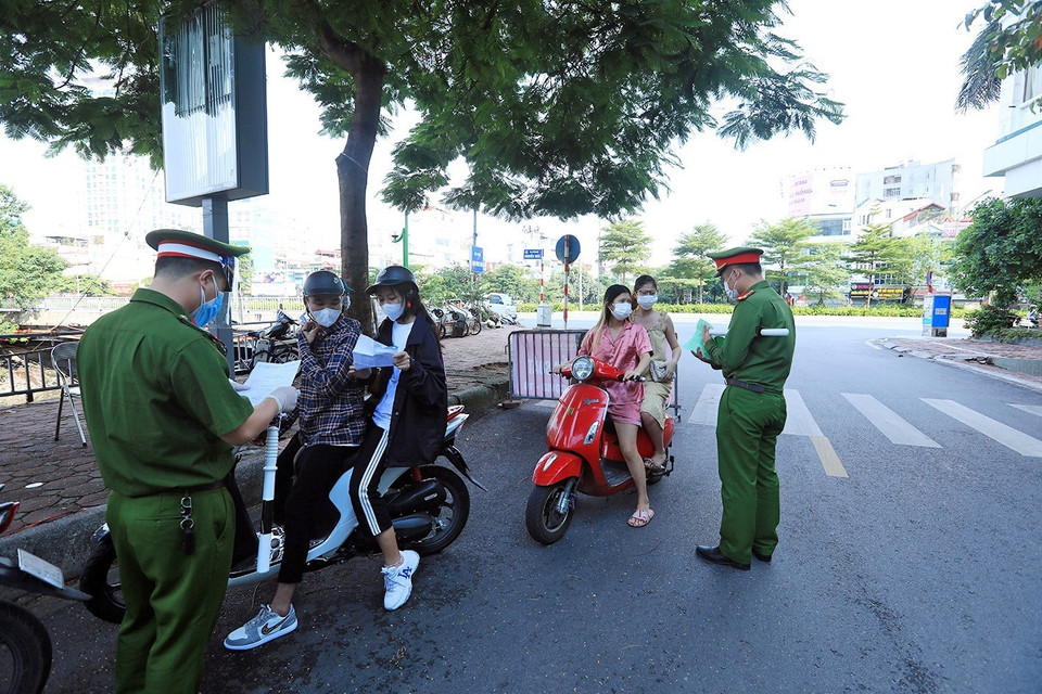 Quận Thanh Xuân thực hiện hàng loạt các biện pháp quyết liệt nhằm hạn chế sự lây lan của dịch bệnh. (Ảnh: Tuấn Anh/TTXVN)