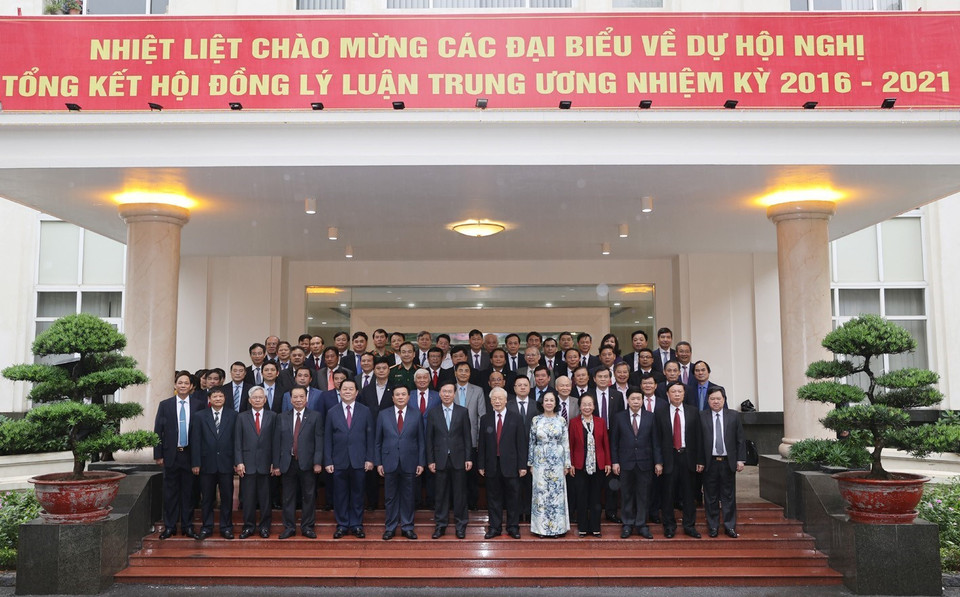 Tổng Bí thư Nguyễn Phú Trọng cùng các đồng chí lãnh đạo Đảng, Nhà nước và đại biểu chụp ảnh chung. (Ảnh: Trí Dũng/TTXVN)