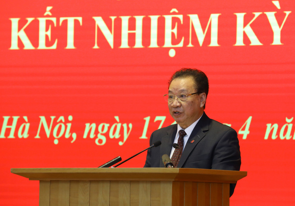 Đồng chí Phùng Hữu Phú, Phó Chủ tịch Thường trực Hội đồng Lý luận Trung ương Báo cáo tại hội nghị. (Ảnh: Văn Điệp/TTXVN)