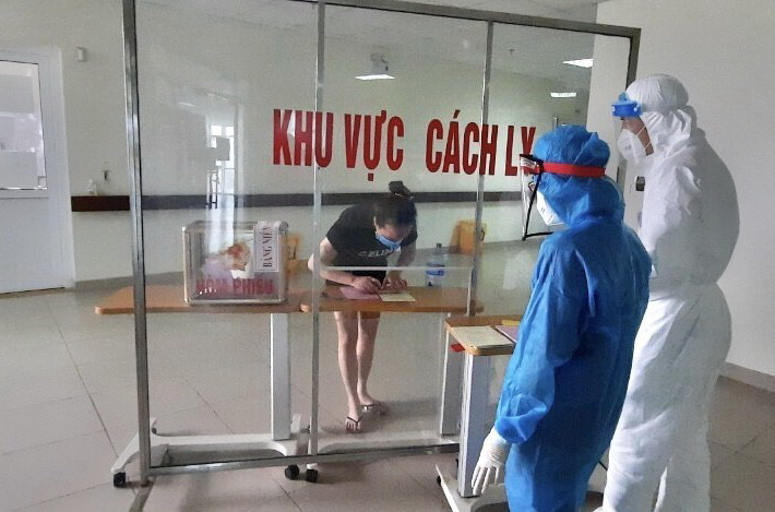 Cử tri bỏ phiếu tại khu cách ly Tổ bầu cử số 8 thuộc Ủy ban bầu cử xã Kim Chung (Bệnh viện Bệnh Nhiệt đới Trung ương cơ sở 2). (Ảnh: TTXVN phát)