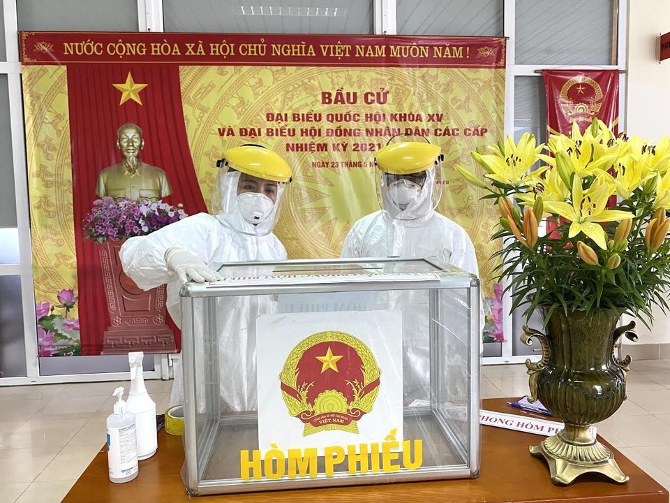 Cử tri đến bỏ phiếu tại điểm bầu cử tại Bệnh viện K. (Ảnh: TTXVN phát)