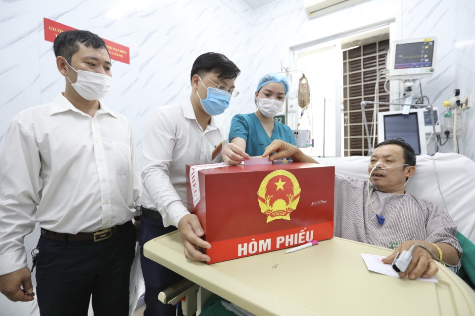 Hòm phiếu lưu động được chuyển đến phòng bệnh tại bệnh viện Bạch Mai. (Ảnh: Minh Quyết/TTXVN)