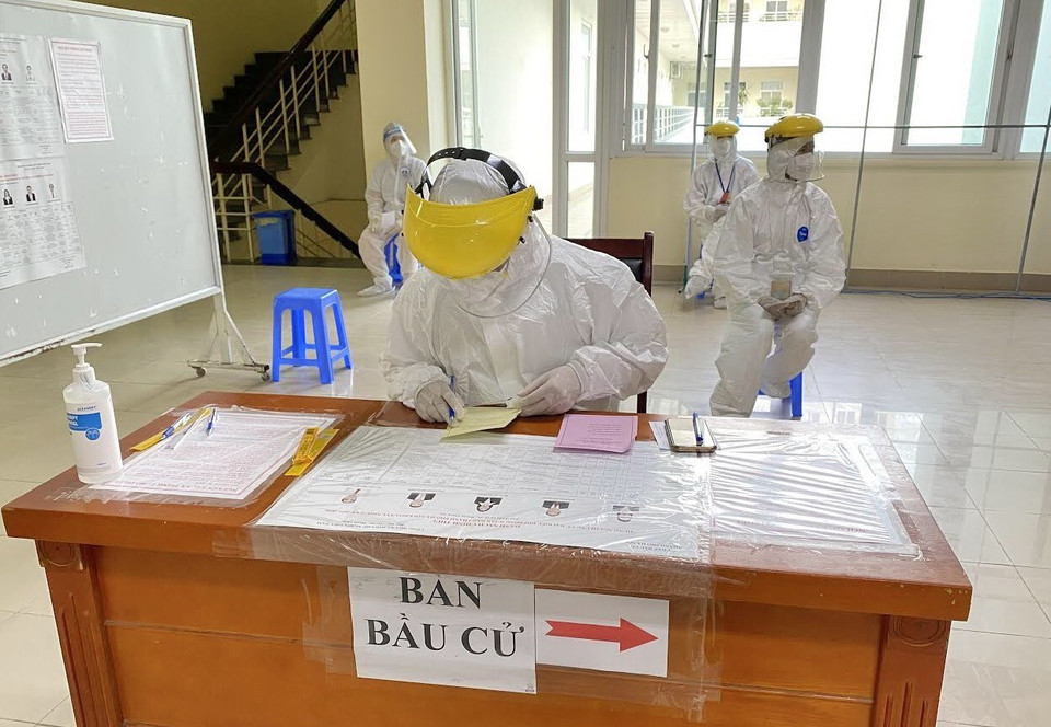 Cử tri lựa chọn các ứng viên tại điểm bầu cử Bệnh viện K. (Ảnh: TTXVN phát)