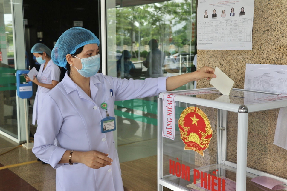 Cử tri bỏ phiếu tại Tổ bầu cử số 8 thuộc Ủy ban bầu cử xã Kim Chung (Bệnh viện Bệnh Nhiệt đới Trung ương cơ sở 2). (Ảnh: TTXVN phát)