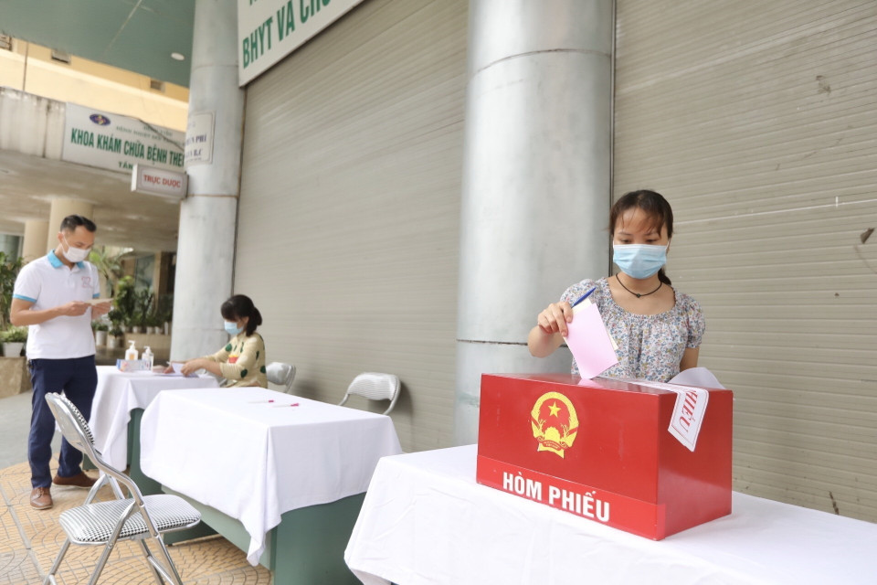 Điểm bầu cử tại bệnh viện Bệnh Nhiệt đới Trung ương cơ sở 1. (Ảnh: Minh Quyết/TTXVN)