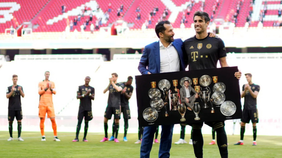 Hasan chụp ảnh cùng Martinez. (Nguồn: FcBayern)