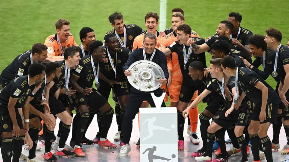 Hansi Flich ăn mừng cùng học trò trước khi chia tay đội bóng. (Nguồn: FcBayern)