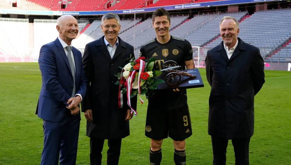 Lewandowski giành danh hiệu Vua phá lưới Bundesliga. (Nguồn: FcBayern)