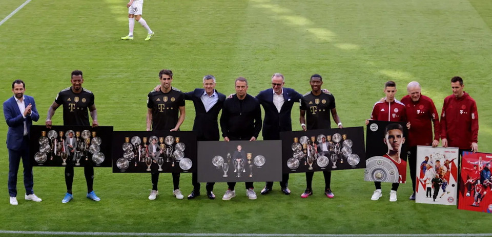 Ban lãnh đạo Bayern tri ân Hansi Flick, Klose và các cầu thủ. (Nguồn: FcBayern)