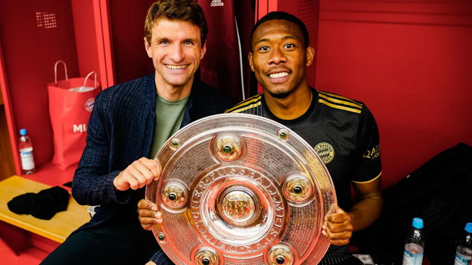 Thomas Mueller chung vui cùng Alaba, người cũng sẽ ra đi khi mùa này khép lại. (Nguồn: FcBayern)