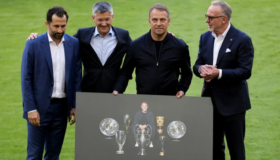 Thành viên ban lãnh đạo cảm ơn Hansi Flick, người đã giúp Bayern giành cú 'ăn 6' vĩ đại. (Nguồn: FcBayern)
