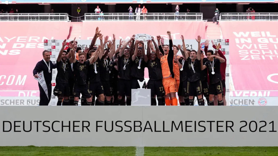 Bayern Munich nâng cao đĩa bạc, mừng chức vô địch Bundesliga 2020-21. (Nguồn: FcBayern)