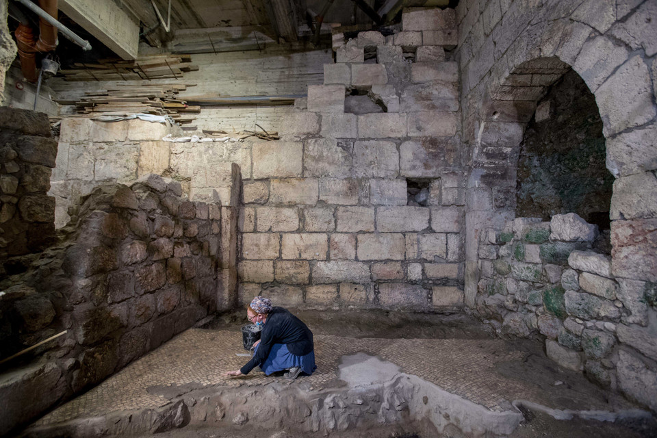 Giới khảo cổ Israel ngày 19/5/2020 cho biết đã phát hiện những căn phòng bí ẩn dưới lòng đất từ một tầng đá nền ở khu vực gần Đền thờ Do Thái thứ hai, được cho là xuất hiện từ đầu thời kỳ La Mã cách đây hai thiên niên kỷ. Trong ảnh: Nhà khảo cổ làm việc bên trong căn phòng cổ mới phát hiện dưới lòng đất tại Jerusalem, ngày 19/5/2020. (Ảnh: THX/TTXVN)
