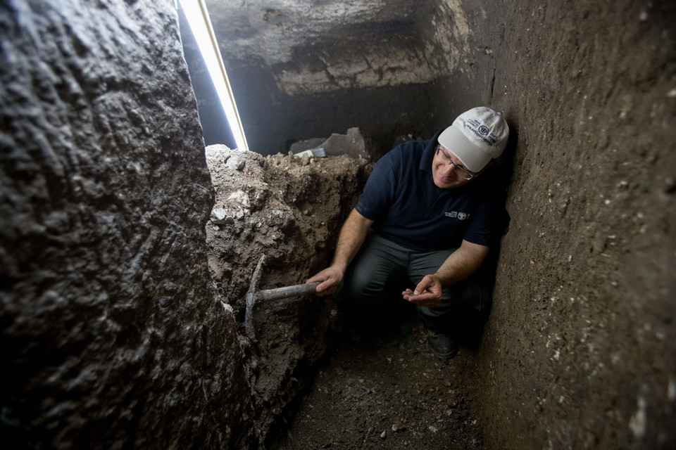 Giới khảo cổ Israel ngày 19/5/2020 cho biết đã phát hiện những căn phòng bí ẩn dưới lòng đất từ một tầng đá nền ở khu vực gần Đền thờ Do Thái thứ hai, được cho là xuất hiện từ đầu thời kỳ La Mã cách đây hai thiên niên kỷ. Trong ảnh: Nhà khảo cổ làm việc bên trong căn phòng cổ mới phát hiện dưới lòng đất tại Jerusalem, ngày 19/5/2020. (Ảnh: THX/TTXVN)